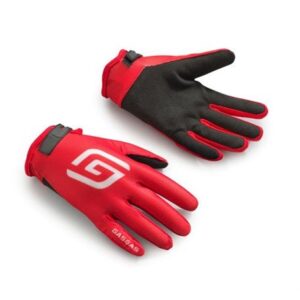 ¡Presentamos los fantásticos Guantes Infantiles GasGas Offroad! Diseñados especialmente para los pequeños amantes del motocross y el offroad, estos guantes ofrecen una combinación perfecta de comodidad, estilo y rendimiento. Características destacadas: Ligereza para una experiencia de conducción cómoda y sin restricciones, permitiendo a los niños moverse con libertad y confianza en su aventura offroad. Cierre de velcro con tecnología TPR que garantiza un ajuste seguro y personalizado, asegurando que los guantes se mantengan en su lugar durante todo el trayecto. La impresión de silicona estratégicamente colocada en la palma proporciona un agarre superior al manillar, mejorando el control y la estabilidad, incluso en condiciones difíciles. Los espacios entre los dedos de Lycra® permiten una mayor flexibilidad y una sensación de frescura durante el uso, evitando la acumulación de humedad y aumentando la comodidad. Los estampados por sublimación son resistentes a los rayos UV y al desteñido, lo que garantiza que los vibrantes diseños de los guantes se mantengan inalterados a lo largo del tiempo, incluso tras exposición al sol y lavados frecuentes. Fabricados con una mezcla de materiales de alta calidad, compuesta por 50 % poliéster, 40 % nylon y 10 % poliuretano, lo que asegura una durabilidad excepcional y una resistencia adecuada para enfrentar los desafíos del motocross y el offroad. En resumen, los Guantes Infantiles GasGas Offroad son la elección ideal para que los jóvenes pilotos disfruten de sus emocionantes aventuras todoterreno con total seguridad y estilo. Con un diseño pensado específicamente para ellos y unas características que brindan rendimiento y confort, ¡estos guantes serán el complemento perfecto para sus emocionantes travesías! SKU: 3GG21004510X