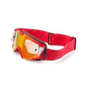 Las Antiparras GASGAS para niño offroad son unas gafas de alto rendimiento diseñadas específicamente para los jóvenes aventureros que disfrutan del motocross y otras actividades offroad. Con un diseño ergonómico y atractivo, estas gafas brindan a los niños una protección excepcional y un rendimiento óptimo durante sus emocionantes travesías. Una de sus principales características es la tecnología antivaho, que garantiza una visión clara y nítida incluso en condiciones de alta humedad o sudoración intensa, permitiendo que los niños se concentren completamente en la conducción sin preocuparse por el empañamiento de las lentes. Además, estas antiparras están equipadas con un recubrimiento antiarañazos, lo que asegura una mayor durabilidad y resistencia contra raspaduras y desgaste causados por el uso continuo y el contacto con el terreno. La cinta ajustable cuenta con una franja de silicona antideslizante, asegurando un ajuste cómodo y seguro durante todo el recorrido. Esto permite que los pequeños pilotos se muevan con confianza y sin molestias, manteniendo las gafas en su lugar sin importar lo desafiante que sea el terreno. La composición de las gafas está cuidadosamente diseñada con materiales de alta calidad para brindar la máxima comodidad y protección. Con un 44 % de poliéster, 43 % de poliuretano y 13 % de policarbonato, estas antiparras ofrecen una combinación perfecta de ligereza, flexibilidad y resistencia, asegurando la protección contra posibles impactos y lesiones. En resumen, las Antiparras GASGAS para niño offroad son la elección ideal para los jóvenes apasionados del motocross y actividades offroad. Con tecnología antivaho, recubrimiento antiarañazos y una cinta con franja de silicona antideslizante, estas gafas garantizan la seguridad y comodidad necesarias para que los niños disfruten plenamente de sus emocionantes aventuras al aire libre. SKU: 3GG210045200