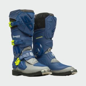 ¡Bienvenidos al emocionante mundo del motocross para los más jóvenes con las increíbles Botas Husqvarna Kids - Sidi Flame! Estas botas offroad han sido especialmente diseñadas pensando en la seguridad y el confort de los niños mientras disfrutan de sus aventuras en moto. La protección es una prioridad absoluta con estas botas. Cuentan con una innovadora capa de poliuretano en el interior, ubicada estratégicamente en el tobillo, metatarso y gear pad, brindando una barrera de defensa contra posibles impactos y golpes. Además, el protector de dedos metálico "Punch" garantiza una protección adicional para los dedos, asegurando una experiencia de conducción más segura. Pensando en la comodidad durante largas jornadas, estas botas Husqvarna Kids - Sidi Flame están equipadas con una suela interior de nailon con plantilla extraíble que permite un ajuste personalizado y un apoyo óptimo del pie. El diseño anatómico y no deformable del protector de talón garantiza una excelente estabilidad y protección en la zona, permitiendo que los jóvenes pilotos se enfoquen en lo que más les apasiona: la conducción. El sistema de flexión (Flex System) incorporado en estas botas asegura una movilidad natural del pie, lo que permite a los niños tener un control y una sensación óptima de la moto mientras exploran nuevos terrenos. La seguridad no compromete el estilo con estas botas exclusivas de Sidi para Husqvarna Motorcycles. Con un diseño único y llamativo, los pequeños motociclistas se sentirán inspirados y emocionados cada vez que se pongan estas botas. Además, se han pensado en detalles prácticos, como las tres hebillas sustituibles y los cierres con ajuste de memoria, lo que facilita el proceso de ponerse y quitarse las botas y garantiza un ajuste perfecto en todo momento. En cuanto a la composición, las botas Husqvarna Kids - Sidi Flame están fabricadas con materiales de alta calidad: 62% poliuretano y 12% poliéster, lo que asegura su durabilidad y resistencia para acompañar a los pequeños motociclistas en muchas emocionantes aventuras por venir.