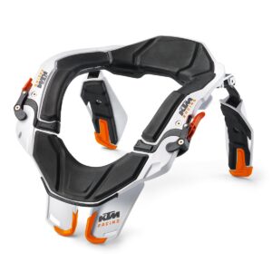 El Protector de Cuello KTM STX Leatt es un equipo de seguridad excepcional diseñado para brindar la máxima protección al cuello y la columna vertebral durante la práctica de deportes de motor. Su innovador diseño incluye soportes plegables que permiten ahorrar espacio al guardarlo, lo que lo convierte en una opción altamente conveniente y portátil para pilotos y entusiastas de las motos. Una de las características destacadas de este protector es su versatilidad, ya que es compatible con todo tipo de protecciones de moto, jofas y protectores de espalda. Esto asegura una cobertura completa y brinda una mayor tranquilidad a aquellos que buscan una protección integral durante sus aventuras en moto. Además de su funcionalidad y adaptabilidad, el Protector de Cuello KTM STX Leatt se destaca por su ligereza, con un peso de tan solo 700 gramos. Esto garantiza que los usuarios puedan disfrutar de un confort óptimo sin sacrificar la protección esencial que necesitan mientras conducen. En resumen, el Protector de Cuello KTM  es una elección inteligente para quienes buscan una protección confiable y versátil para el cuello y la columna vertebral. Su diseño plegable y su compatibilidad con diversas protecciones lo convierten en un compañero imprescindible para cualquier motociclista que valore su seguridad y bienestar en cada recorrido. SKU: 3PW11105X