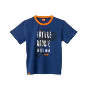 La Polera KTM Kids - Blue es una prenda diseñada para los jóvenes aventureros que desean conquistar el mundo con estilo y comodidad. El cautivador color azul que predomina en esta polera simboliza la serenidad del cielo despejado, invitando a los pequeños a explorar sin límites y a alcanzar nuevas alturas en sus emocionantes travesías. Con sutiles líneas naranjas estratégicamente ubicadas, la Polera KTM Kids - Blue irradia vitalidad y energía, recordando la pasión que sienten los jóvenes por la aventura y la velocidad. Estas líneas resaltan el diseño de la polera, añadiendo un toque moderno y juvenil a la prenda. La frescura que emana de esta polera se debe a su confección con materiales de alta calidad que brindan una sensación suave y ligera al contacto con la piel, ideal para enfrentar los días cálidos de verano o para llevarla como una cómoda capa base durante el invierno. Además, su diseño transpirable permite que los pequeños se mantengan frescos y secos incluso en los momentos más intensos de sus travesías, proporcionándoles la comodidad necesaria para disfrutar plenamente de sus aventuras al aire libre. La Polera KTM Kids - Blue se convierte en la compañera perfecta para los jóvenes pilotos, capturando la esencia de la libertad y la emoción en cada detalle. Ya sea para conquistar senderos en bicicleta, correr por campos abiertos o simplemente disfrutar de momentos espontáneos de diversión, esta polera les ofrece una declaración de estilo y personalidad, inspirándoles a vivir la vida con pasión y determinación.