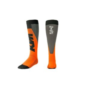 Introduciendo los Calcetines KTM Off Road: la opción definitiva para tus aventuras todoterreno. Estos calcetines han sido especialmente diseñados para ofrecerte un rendimiento excepcional en entornos todoterreno, con el máximo confort y durabilidad.