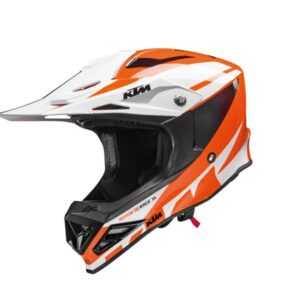 ¡Diversión, seguridad y comodidad para los pequeños aventureros! Nuestro casco Kids dynamic - fx helmet offroad diseñado especialmente para niños es la elección perfecta para acompañar a los futuros campeones en sus emocionantes travesías. Con una combinación única de características, este casco asegura que tus hijos disfruten al máximo mientras exploran el mundo en sus motocicletas y bicicletas todo terreno. Ligereza en cada movimiento: Con un peso de tan solo 1.150 gramos, este casco se adapta perfectamente a las necesidades de los jóvenes. No solo es cómodo de llevar, sino que también permite una mayor libertad de movimiento, lo que es esencial para que los niños se diviertan sin preocupaciones. Diseño ergonómico y compatible con Neck Brace: Hemos optimizado el perfil del casco para asegurar una armoniosa interacción con el Neck Brace, proporcionando una protección integral para el cuello y la cabeza. Así, tus hijos pueden aventurarse con confianza sabiendo que cuentan con un sistema de seguridad completo. Visera ajustable y resistente: La visera regulable del Kids Dynamic - FX Helmet, equipada con tornillos de aluminio, permite a los pequeños pilotos adaptarla según las condiciones de iluminación y terreno. Además, su durabilidad garantiza que esté lista para enfrentar cualquier obstáculo que se les presente. Capa de protección avanzada: El casco cuenta con una calota exterior fabricada en fibra de vidrio, ofreciendo una resistencia excepcional ante impactos, mientras que el forro interior EPS de densidad dual asegura una absorción óptima de la energía en caso de accidente, protegiendo la cabeza de tus hijos ante posibles lesiones. Comodidad sin igual: Sabemos lo importante que es mantener la comodidad durante largas horas de uso. Por eso, hemos incluido un acolchado para las mejillas que proporciona un ajuste seguro y una sensación de suavidad al contacto con la piel. Además, el forro interior es extraíble, lavable e hidrófugo, manteniendo el casco fresco y limpio en cada aventura. Cierre de doble anilla: La seguridad es nuestra máxima prioridad, y el cierre de doble anilla es la prueba de ello. Este sistema de cierre garantiza un ajuste perfecto y seguro del casco en la cabeza de los pequeños motociclistas, ofreciendo tranquilidad tanto a ellos como a sus padres. Con el Kids Dynamic - FX Helmet, cada experiencia offroad se convierte en una emocionante y segura travesía para los jóvenes amantes de la aventura. Diseñado con pasión y precisión, este casco les permitirá explorar el mundo mientras se sienten protegidos y cómodos en cada paso del camino. ¡Prepárate para que tus hijos vivan momentos inolvidables con la confianza que brinda nuestro casco especialmente diseñado para ellos! SKU: 3PW199910X