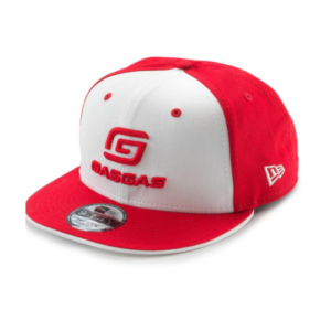 La Gorra Plana Réplica Team GasGas es una pieza de alta calidad que combina estilo y comodidad para los apasionados del motocross y la marca GASGAS. Diseñada exclusivamente por New Era en colaboración con GASGAS, esta gorra ofrece un look único y auténtico que refleja la esencia del equipo GasGas. Fabricada con los mejores materiales, la gorra está confeccionada en 100% algodón, lo que proporciona una textura suave y transpirable, ideal para enfrentar los días calurosos de aventuras off-road. El algodón garantiza una sensación cómoda al usarla durante largas jornadas, ya sea en el paddock, durante las competiciones o simplemente para lucir un estilo audaz y urbano en la ciudad. El diseño plano de la visera añade un toque moderno y contemporáneo, resaltando la imagen deportiva y dinámica de GASGAS. Con los distintivos colores y logotipos del equipo, esta gorra replica el espíritu y la pasión por la velocidad, atrayendo las miradas de los aficionados y admiradores por igual. Ya sea para protegerte del sol mientras apoyas a tu equipo en las pistas o como complemento de tu atuendo casual, la Gorra Plana Réplica Team GasGas es una elección perfecta para aquellos que buscan la combinación ideal entre moda y devoción por el motociclismo. Con esta gorra, te sumergirás en el mundo emocionante de GASGAS y llevarás contigo el espíritu de velocidad y adrenalina a donde quiera que vayas. SKU: 3GG210067200