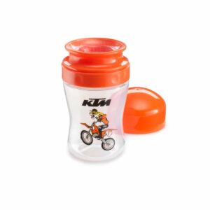 ¡Presentamos el Vaso Baby Radical, la opción perfecta para el pequeño revolucionario de la casa! Diseñado con especial cuidado para proporcionar la máxima comodidad y seguridad, este vaso es ideal para acompañar a tu bebé en sus primeros sorbos y descubrimientos culinarios. Con un innovador sistema de sujeción fácil, los papás y mamás disfrutarán de la practicidad de este vaso al alimentar a su pequeño sin complicaciones. Además, cuenta con una tapa de protección que garantiza que los líquidos se mantengan en su lugar y evita derrames no deseados, lo que permite un ambiente más limpio y sin preocupaciones. En línea con nuestro compromiso de salud y bienestar, el Vaso Baby Radical está libre de bisfenol A (BPA), lo que significa que no hay sustancias químicas dañinas que puedan afectar el desarrollo de tu bebé. Tu tranquilidad y la seguridad del bebé son nuestra máxima prioridad. Con una capacidad de 260 ml, este vaso es perfecto para las manos pequeñas y la cantidad adecuada para sus necesidades. Su diseño ergonómico asegura un agarre cómodo y seguro para el bebé mientras explora nuevas sensaciones en cada sorbo. Para garantizar la durabilidad y facilidad de limpieza, el Vaso Baby Radical está fabricado al 100% con PVC de alta calidad, un material resistente y seguro para el uso diario. Con el Vaso Baby Radical, cada momento de alimentación se convierte en una experiencia emocionante y segura para tu bebé. ¡Deja que tu pequeño descubra el mundo de sabores y texturas con confianza y estilo gracias a nuestro vaso diseñado pensando en su bienestar! SKU: 3PW210023400