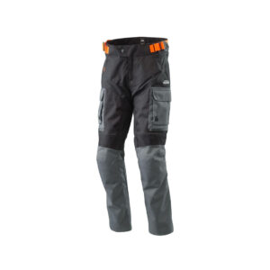 Presentamos los versátiles pantalones para hombre KTM Tourrain WP V2, diseñados para enfrentar todas las condiciones meteorológicas y brindar el máximo confort durante tus viajes de touring. Estos pantalones están equipados con una membrana Z-Liner impermeable y cortaviento, lo que significa que te mantendrán seco y protegido incluso en los días más lluviosos y ventosos. Además, cuentan con un forro interior de malla continua que mejora la transpirabilidad y asegura que te sientas cómodo en todo momento.