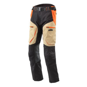 Los pantalones KTM Adventure R V2 son ideales para motociclistas que buscan comodidad, protección y rendimiento en sus aventuras en carretera y fuera de ella. Con una ventilación perfecta, mantenga a los pilotos frescos en climas cálidos y húmedos. La membrana D-Liner extraíble ofrece protección impermeable, transpirable y cortavientos, adaptándose a diversas condiciones climáticas.