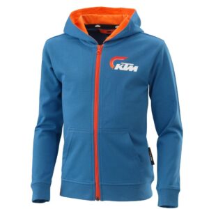 ¡Descubre la Sudadera Niño Radical Cremallera de la colección KTM Playground Young Racer! Esta sudadera es una prenda imprescindible para los jóvenes entusiastas de la velocidad y la adrenalina. Con un diseño moderno y emocionante, perteneciente a la línea KTM COLLECTION Radical, está diseñada para brindar comodidad y estilo a los pequeños pilotos en movimiento. El vibrante color azul resalta la energía y la pasión de los futuros corredores, mientras que el logo KTM PLAYGROUND Young Racer bordado en el pecho muestra su pertenencia a la comunidad de jóvenes amantes del motocross. Confeccionada en suave y duradero algodón al 100%, esta sudadera asegura una sensación de suavidad y libertad de movimiento, perfecta para actividades en el parque, paseos en bicicleta o incluso para llevarla durante los emocionantes días de competición. El diseño con cremallera completa permite una fácil colocación y ajuste, adaptándose cómodamente a cualquier ocasión y temperatura. Ya sea para un día de diversión al aire libre o simplemente para mostrar su pasión por el motocross, la Sudadera Niño Radical Cremallera es la elección perfecta para los jóvenes aventureros y futuros campeones del mundo del motociclismo. ¡Que empiece la aventura sobre ruedas con estilo y comodidad con esta increíble sudadera KTM Playground!