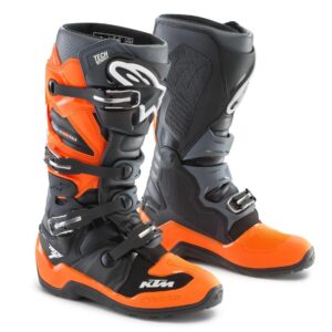 Las Botas Tech 7 EXC son una verdadera maravilla de la ingeniería para los entusiastas del enduro. Diseñadas con un perfil anatómico específico, estas botas ofrecen un ajuste y comodidad excepcionales para los pilotos más exigentes. Cada detalle ha sido cuidadosamente pensado para proporcionar un rendimiento óptimo en todo tipo de terrenos y condiciones.