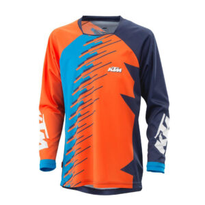 La Camiseta KTM Gravity-FX Edrive para niño es una prenda de alta calidad diseñada para los más pequeños amantes del motocross y deportes off-road. Esta camiseta está confeccionada con materiales premium que ofrecen una combinación perfecta de comodidad y rendimiento durante la práctica deportiva. Una de sus principales características son las zonas de ventilación perforadas estratégicamente ubicadas, lo que garantiza una óptima circulación del aire, manteniendo a los niños frescos y secos incluso en los días más calurosos. El tejido de PE altamente ventilado contribuye a una transpirabilidad excepcional, lo que permite que el sudor se evapore rápidamente y así mantener la piel seca. Además, esta camiseta incorpora inserciones de malla que mejoran aún más la ventilación y la transpirabilidad en áreas clave, proporcionando una sensación de ligereza y libertad de movimientos para que los jóvenes pilotos se enfoquen plenamente en su conducción. Las mangas de corte raglán ofrecen un ajuste cómodo y ergonómico, permitiendo una mayor amplitud de movimiento en los brazos, lo que es esencial para un rendimiento óptimo en la pista. Otra ventaja destacada son los estampados por sublimación, los cuales no solo otorgan a la camiseta un diseño atractivo y moderno, sino que también son altamente resistentes a los rayos UV y al desteñido. Esto garantiza que los colores se mantengan vibrantes y nítidos durante más tiempo, incluso con el uso y las exposiciones al sol. Fabricada al 100 % en poliéster, la Camiseta KTM Gravity-FX Edrive para niño se presenta como una opción duradera y fácil de cuidar, ideal para que los jóvenes pilotos exploren su pasión por el motocross con total comodidad y estilo. En resumen, esta camiseta es una elección inteligente para los padres que buscan una prenda funcional, resistente y diseñada especialmente para los pequeños pilotos aventureros. SKU: 3PW22004730X