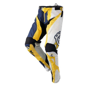 El pantalón racing Husqvarna es una prenda de alto rendimiento diseñada específicamente para satisfacer las necesidades de los pilotos más exigentes. Confeccionado con materiales de primera calidad y un enfoque en la comodidad y la durabilidad, este pantalón ofrece un rendimiento excepcional en el terreno de las carreras.